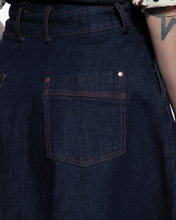 Laden Sie das Bild in den Galerie-Viewer, Latzkleid 'Josie' in Denim
