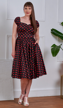 Laden Sie das Bild in den Galerie-Viewer, Pünktchen-Kleid Marilyn Spot, Schwarz-Rot

