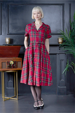 Laden Sie das Bild in den Galerie-Viewer, Swingkleid Hannah Holiday, Rote-Karomuster Plus Size
