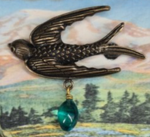 Laden Sie das Bild in den Galerie-Viewer, Brosche Schwalbe mit Glastropfen, Aqua
