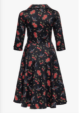 Laden Sie das Bild in den Galerie-Viewer, Swingkleid Cherries &amp; Roses, Schwarz
