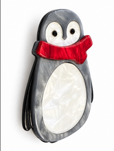 Laden Sie das Bild in den Galerie-Viewer, Brosche Pattie Pinguin, Acryl
