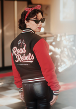 Laden Sie das Bild in den Galerie-Viewer, Damen Collegejacke „Road Rebels“, Schwarz &amp; Rot
