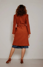 Laden Sie das Bild in den Galerie-Viewer, Wollmantel Dahlia Coat Boiled Wool – Terra
