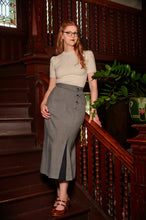 Laden Sie das Bild in den Galerie-Viewer, Emmy Design The Art Deco Dream Skirt – am Model

