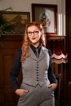 Laden Sie das Bild in den Galerie-Viewer, Emmy Design The Watchmaker’s Waistcoat – am Model
