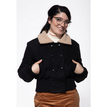 Laden Sie das Bild in den Galerie-Viewer, Queen Kerosin Blousonjacke in Schwarz – Vorderansicht
