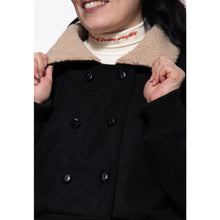 Laden Sie das Bild in den Galerie-Viewer, Queen Kerosin Blousonjacke in Schwarz – Detailansicht
