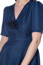 Laden Sie das Bild in den Galerie-Viewer, Swingkleid Secretary, Jeansoptik, Blau

