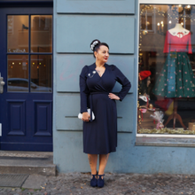 Laden Sie das Bild in den Galerie-Viewer, Schmeichelhaftes Wickelkleid 40´s Leaf, Navy

