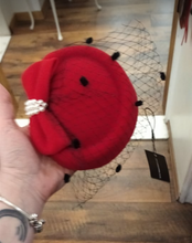 Laden Sie das Bild in den Galerie-Viewer, Fascinator Marilyn, senf, rot oder schwarz
