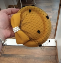 Laden Sie das Bild in den Galerie-Viewer, Fascinator Marilyn, senf, rot oder schwarz
