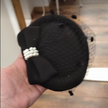 Laden Sie das Bild in den Galerie-Viewer, Fascinator Marilyn, senf, rot oder schwarz
